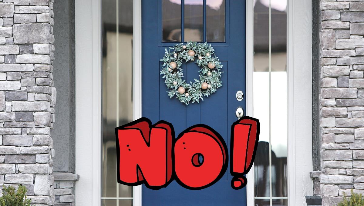 La corona en la puerta no va más: la nueva técnica de decoración para Navidad